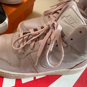 Women’s Nike Court Borough